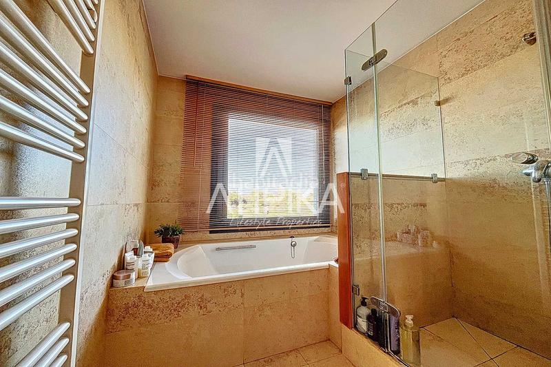 Foto 537451ca-28af-41a3-9b01-8e83044a1744. Casa chalet independiente con piscina en venta la levantina en Sitges