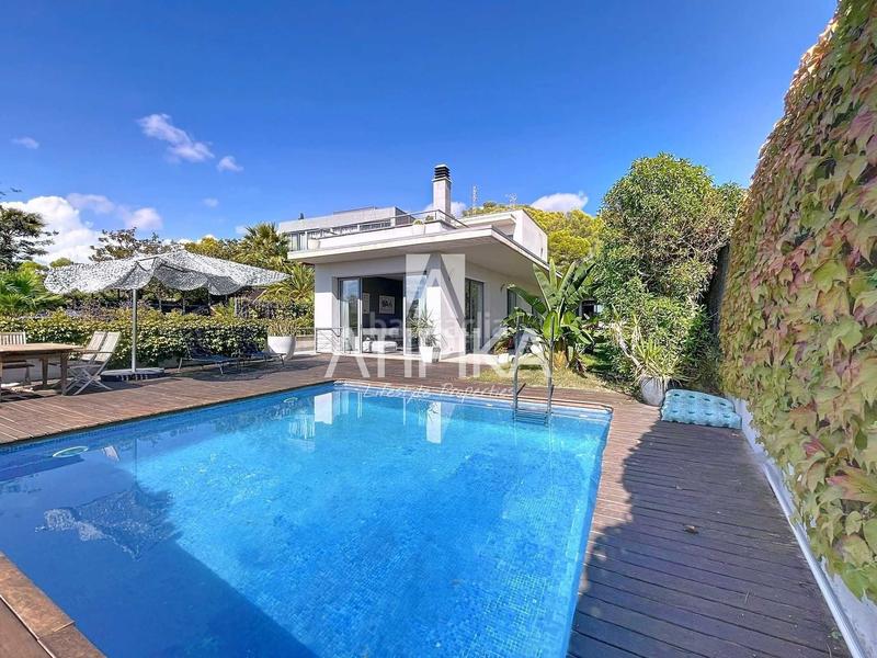 Foto a6916427-1858-4317-b0d6-635710e087ba. Casa chalet independiente con piscina en venta la levantina en Sitges