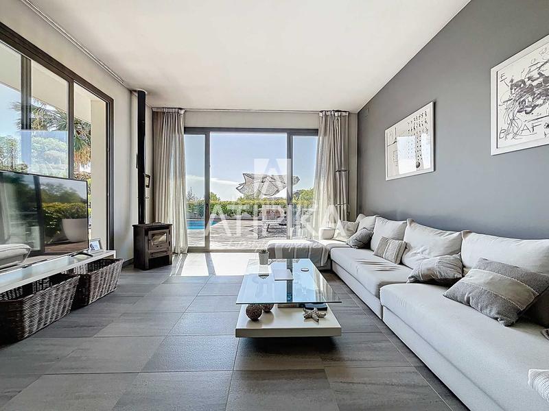 Foto a6dbbbe3-8fe1-4bec-a644-460ccf0c655d. Casa chalet independiente con piscina en venta la levantina en Sitges