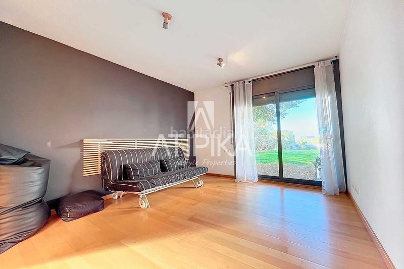 Foto e9657f03-fb3c-4dad-9317-f39825cd6a66. Casa chalet independiente con piscina en venta la levantina en Sitges
