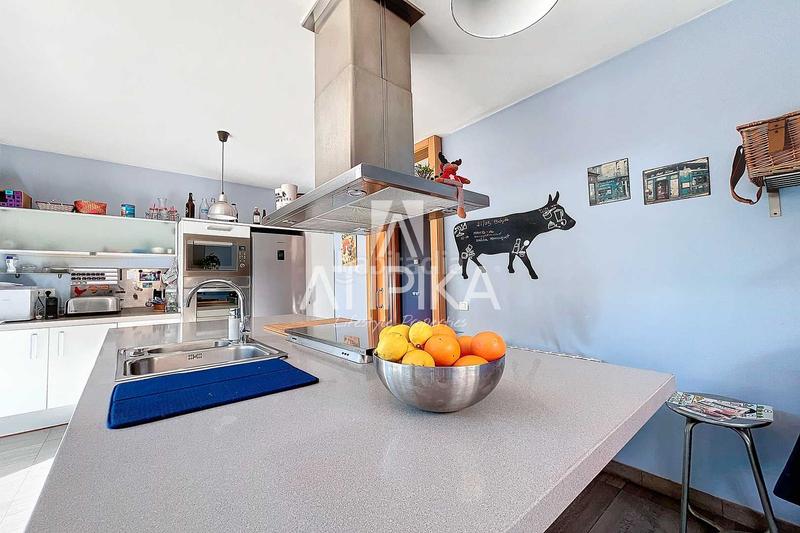 Foto f2bb9a73-6335-41c5-b89e-716e04546466. Casa chalet independiente con piscina en venta la levantina en Sitges