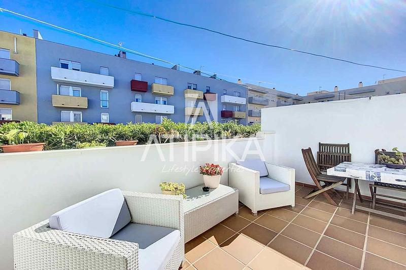 Foto 2935cb0f-c8d6-469c-9cf9-45ddb31577f3. Casa  en venta de dos plantas y garaje en mahón en Maó