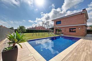 Maison à Cabrera de Mar. Casa independiente en venta con piscina privada en 750m2 de parc