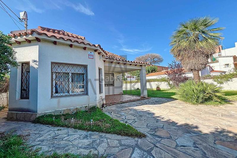 Foto 12973f9b-8272-4f60-83fd-0ecc3fe4ae27. Casa con parcheggio piscina in Lluminetes Castelldefels