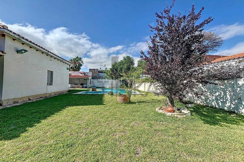 Foto 47b41d7d-b898-46b9-8c60-b3ad3d23ebf0. Casa con parcheggio piscina in Lluminetes Castelldefels