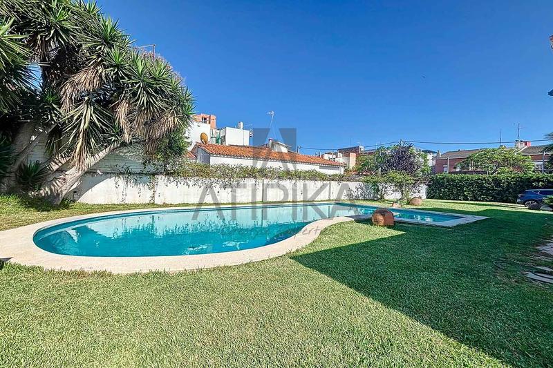 Foto d97aa0d8-da68-4f2d-a463-57cceb2bcf0d. Casa con parcheggio piscina in Lluminetes Castelldefels