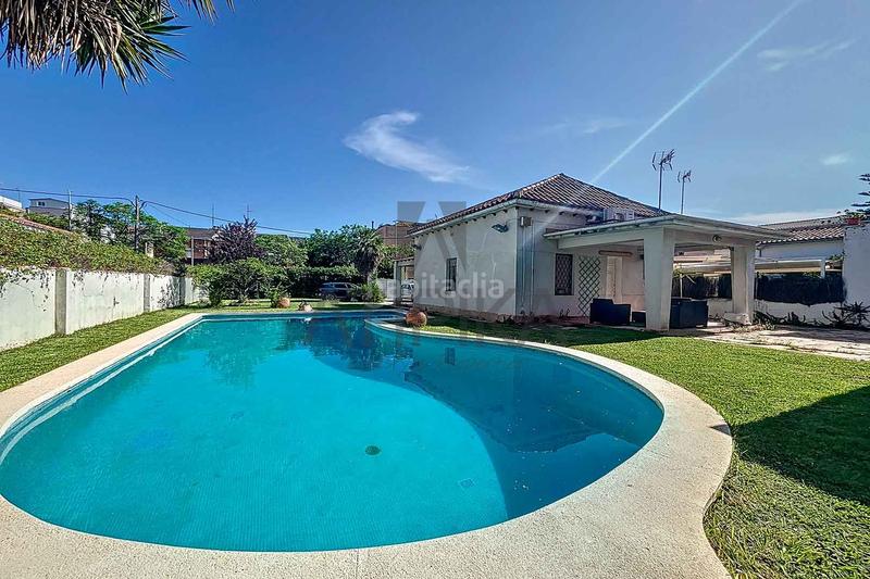 Foto dccaa692-46f2-467b-ab21-c7e0c0bc6f6c. Casa con parcheggio piscina in Lluminetes Castelldefels