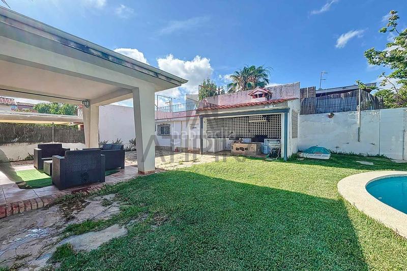 Foto dd090f82-ea71-4f67-a8aa-41003d6affe9. Casa con parcheggio piscina in Lluminetes Castelldefels