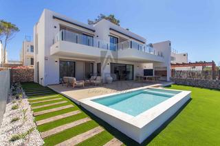 Casa a Son Parc. Lujoso chalet de obra nueva con piscina en venta en son parc  es