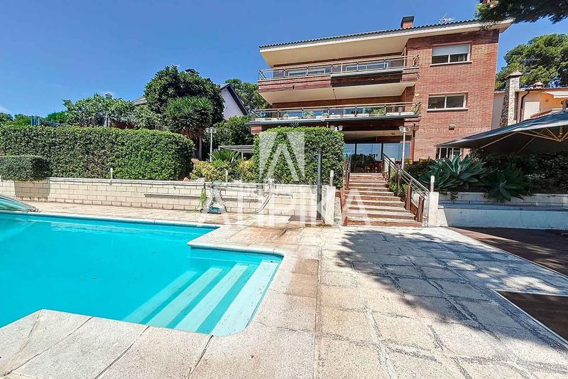 Foto 0c0e97a5-27b3-4690-b74a-d51168b9e2ee. Casa  en venta con piscina privada en Can Roca en Castelldefels