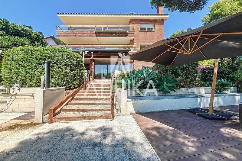 Foto 0dd36ea1-eb63-4b56-945b-8f6cd661c5ec. Casa  en venta con piscina privada en Can Roca en Castelldefels