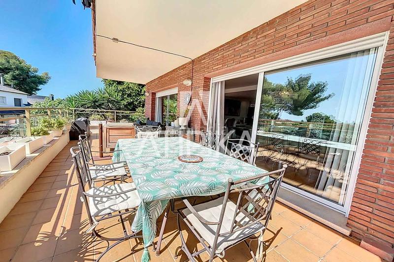 Foto 0fbe8c31-2d71-4338-a553-910f05508d20. Casa  en venta con piscina privada en Can Roca en Castelldefels