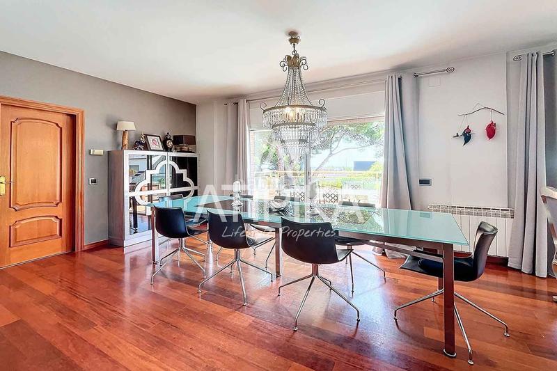 Foto 17ee5097-b980-4b51-b9c2-8366e967266d. Casa  en venta con piscina privada en Can Roca en Castelldefels