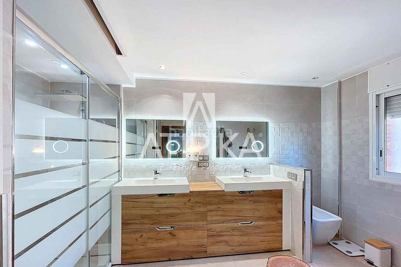 Foto 4156fcea-cb47-43cd-88c4-7942dd100b9e. Casa  en venta con piscina privada en Can Roca en Castelldefels