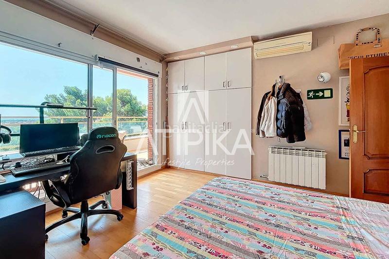 Foto 4323f92b-ec99-489e-b8c7-b7347b78d34e. Casa  en venta con piscina privada en Can Roca en Castelldefels