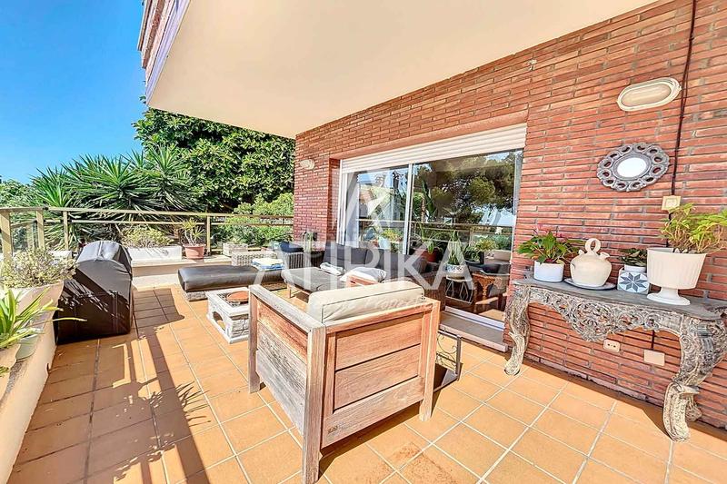 Foto 45aa4557-3efc-4aa9-a343-413e49ec58b0. Casa  en venta con piscina privada en Can Roca en Castelldefels