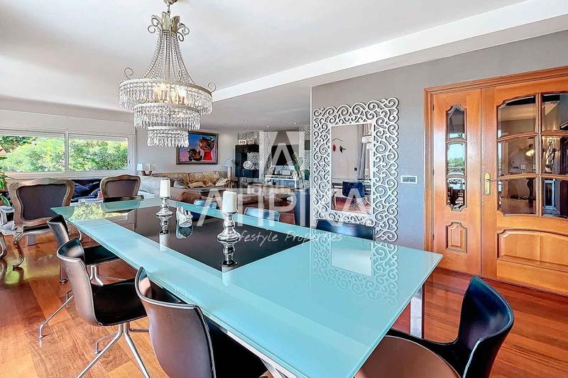 Foto 4a90b7bc-0fc0-40b2-9ca9-8537ccff488a. Casa  en venta con piscina privada en Can Roca en Castelldefels