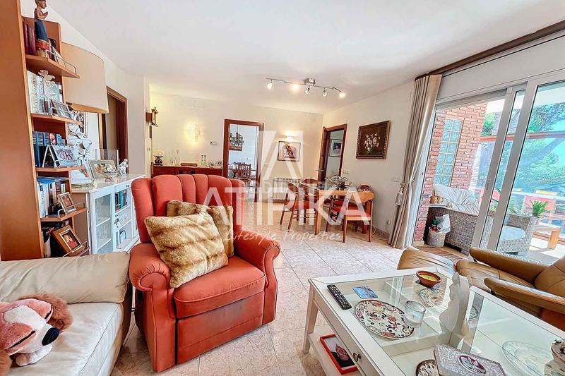 Foto 867314e0-76f3-4a92-894a-cfa1829741fe. Casa  en venta con piscina privada en Can Roca en Castelldefels