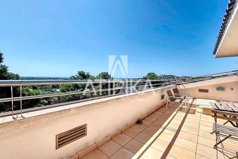 Foto 922d7fcc-0109-4f7b-9523-716dc2ab852f. Casa  en venta con piscina privada en Can Roca en Castelldefels