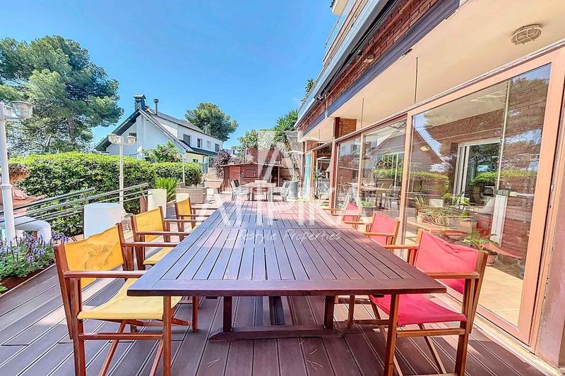 Foto 97adc7ef-ebe8-40dc-b2af-1eb63e50a295. Casa  en venta con piscina privada en Can Roca en Castelldefels