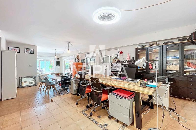 Foto a5bb7255-edf8-4a10-9386-2dad7e0a22f6. Casa  en venta con piscina privada en Can Roca en Castelldefels