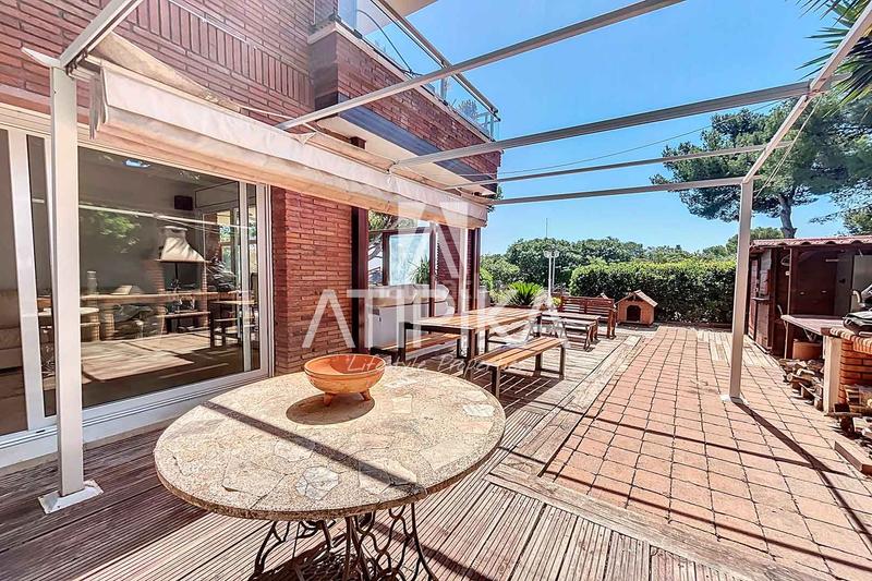 Foto a602f4b4-53db-4361-914e-f45dfce4cd83. Casa  en venta con piscina privada en Can Roca en Castelldefels