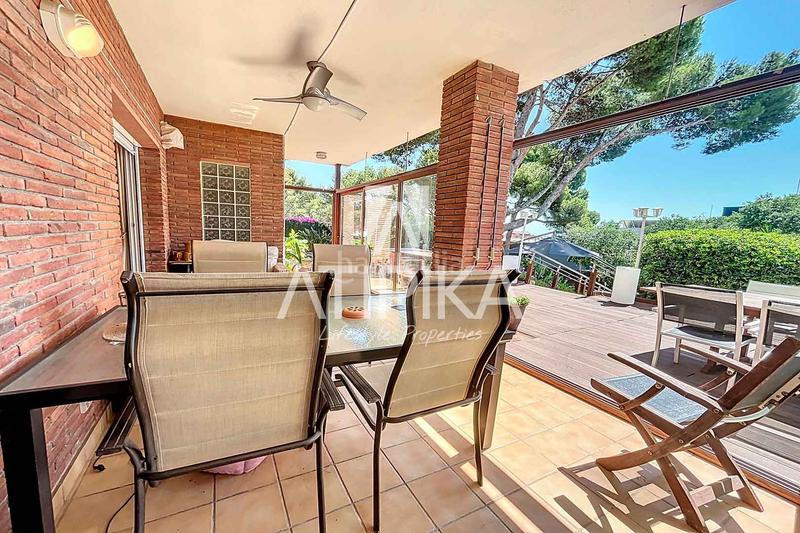 Foto c47d365e-f10c-4da6-8cdc-45539c551e76. Casa  en venta con piscina privada en Can Roca en Castelldefels