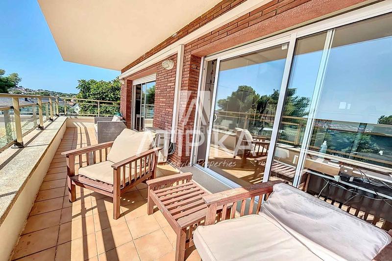 Foto d7c1cdb4-a2b3-406c-b85f-be1f08187496. Casa  en venta con piscina privada en Can Roca en Castelldefels