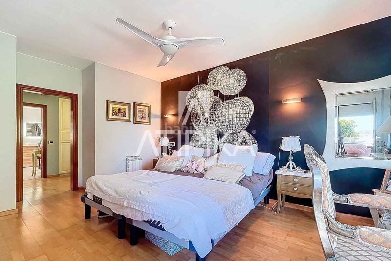 Foto da3d8720-7507-4ed2-9328-c218db933697. Casa  en venta con piscina privada en Can Roca en Castelldefels