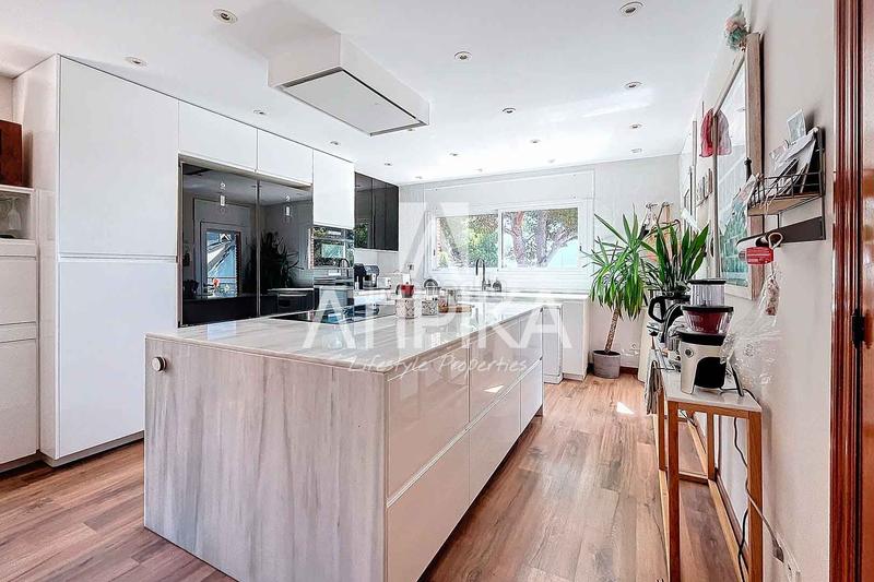 Foto dfff4ddb-77cd-4384-ae61-7424b032eefd. Casa  en venta con piscina privada en Can Roca en Castelldefels