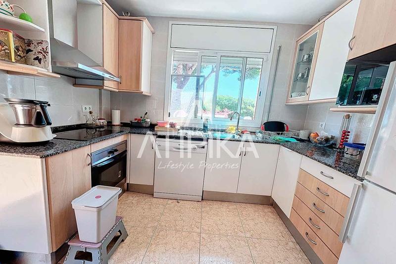 Foto e509cd10-6276-4e5e-b46f-4eabee214049. Casa  en venta con piscina privada en Can Roca en Castelldefels