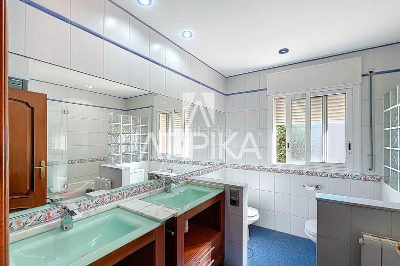 Foto ebc16a4a-2d23-471d-b62b-1c194378eea5. Casa  en venta con piscina privada en Can Roca en Castelldefels