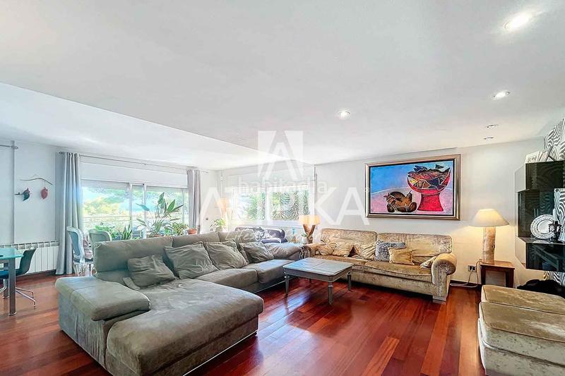 Foto ec60acd1-a736-45ea-9789-22812a1b8b54. Casa  en venta con piscina privada en Can Roca en Castelldefels