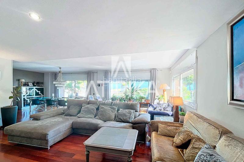 Foto f52472d9-5e82-453c-9966-f75aa193edb1. Casa  en venta con piscina privada en Can Roca en Castelldefels