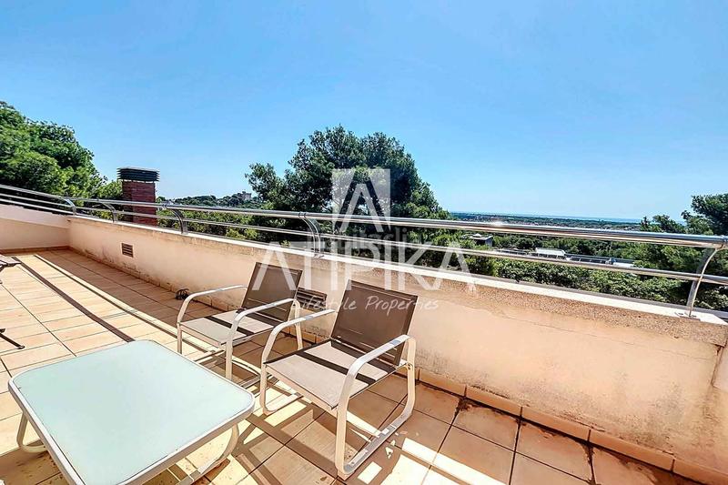 Foto f5a84e25-5629-4ce4-8bff-ace465c94636. Casa  en venta con piscina privada en Can Roca en Castelldefels