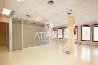Location Bureau à La Nova Esquerra de l´Eixample. Oficina céntrica y exterior en alquiler en calle diputació