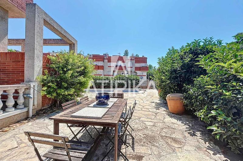 Foto 0950ef79-b3cd-4aef-8862-078244956f99. Alquiler casa chalet en alquiler con piscina en Can Bou en Castelldefels