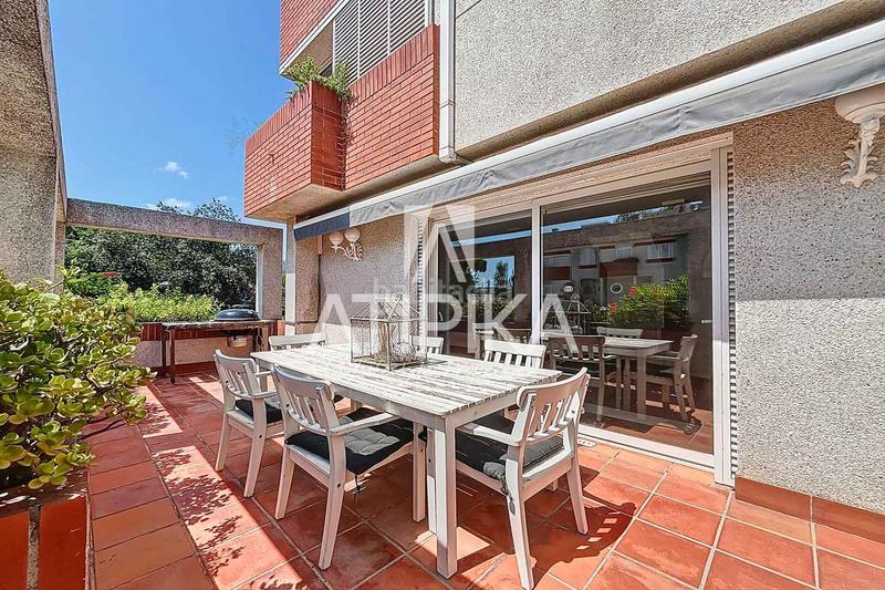 Foto 0d0952e6-0283-498d-be8e-9d5050d94b90. Alquiler casa chalet en alquiler con piscina en Can Bou en Castelldefels