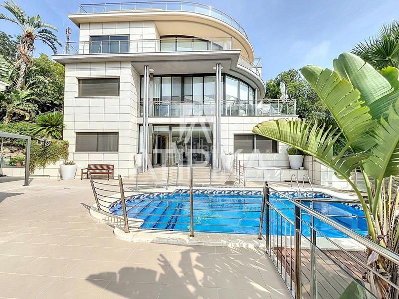 Foto 0bb3c2e7-89ac-4f88-b910-101a7fc52633. Lloguer casa amb calefacció aparcament piscina a Castelldefels