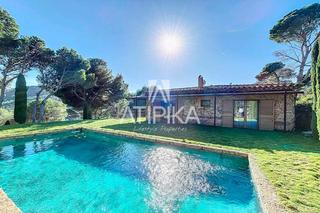Casa a Aiguafreda-Sa Tuna. Impresionante villa en venta con piscina y vistas al mar en sa t