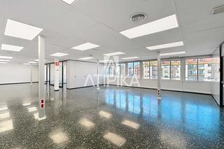 Rent Office space in Barri de les Corts. Luminosa oficina en alquiler de 230m en les corts