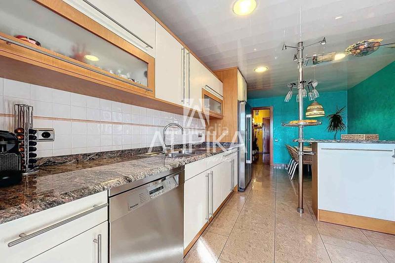 Foto 633c29d3-dd24-4453-9e23-7a1a48bd0fbd. Penthouse with heating parking in Centre Castelldefels