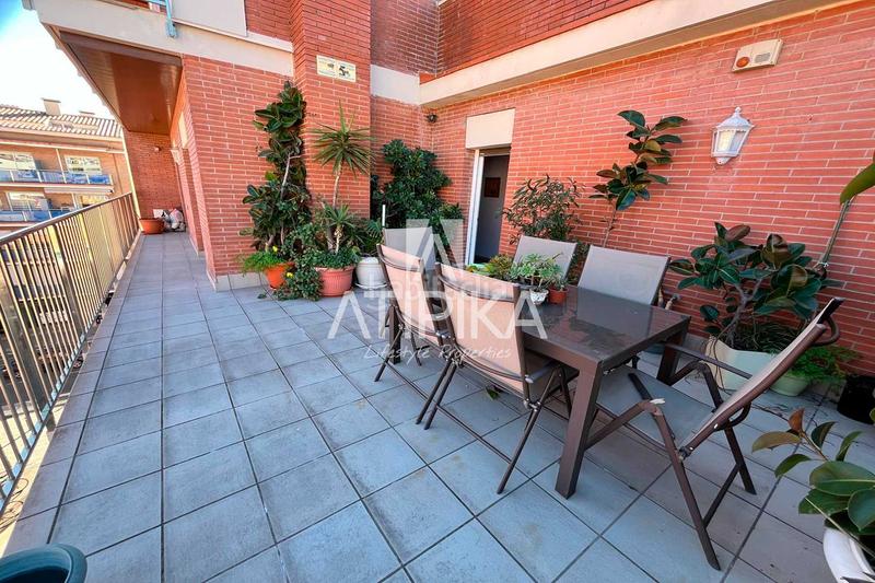 Foto e224cf6d-45d6-4c8e-acb2-35b31ce79874. Penthouse with heating parking in Centre Castelldefels