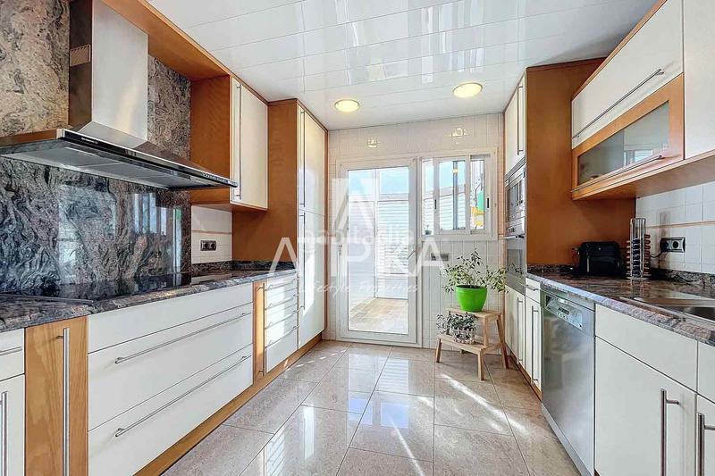 Foto e57605a8-197b-4752-acb0-c5dad5444edf. Penthouse with heating parking in Centre Castelldefels