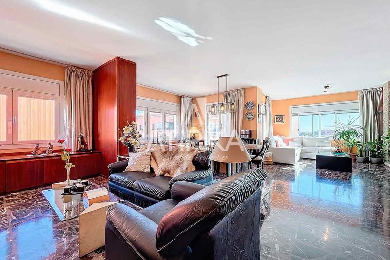 Foto fffc8846-7a51-43a7-a63b-49c92693e170. Penthouse with heating parking in Centre Castelldefels