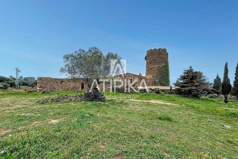 Foto 529a53e3-a745-4a9c-8471-52e8c79101c8. Piso finca histórica con masía y torre del siglo xvi en venta en la costa de girona en Roses