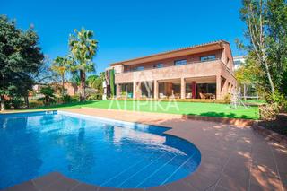 Haus in Teià. Casa en venta en urbanización exclusiva, junto al club de golf