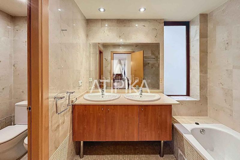 Foto 0f7b3077-f1dd-43dd-b0cd-686eaaafa5a4. Miete büro in Dreta de l´Eixample Barcelona