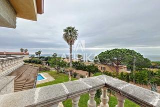 Casa a Montgoda. Casa en venta con vistas al mar y piscina en la montgoda