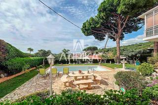 Maison à Premià de Dalt. Casa en venta de 280m2 con 6 habitaciones, amplio jardín y vista
